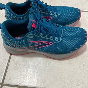 Brooks women’s Levitate 5 sneakers shoes size 8